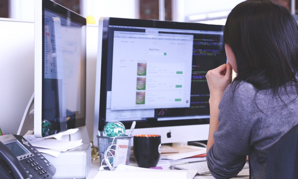 apple-businesswoman-coding-7375